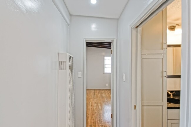 Building Photo - 1 HOUSE FROM BEACH! CHARMING, DETACHED UNIT W/ OCEAN VIEWS & 1-CAR GARAGE IN WALKSTREET TRIPLEX!
