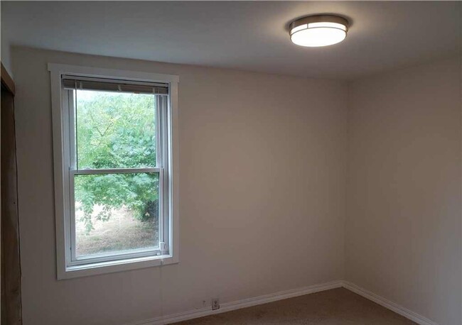 Building Photo - 2 BD 1 BA home with easy transit