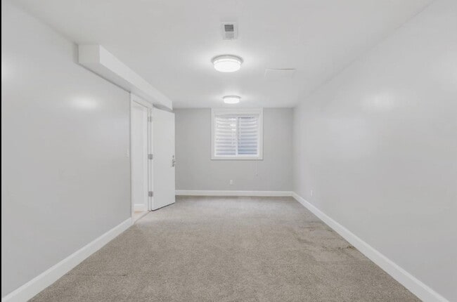 Building Photo - Spacious home for rent -  2.2 miles from t...