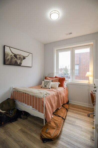 Building Photo - 2402 W Carmen Ave