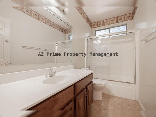 Building Photo - 2419 W Darrow St