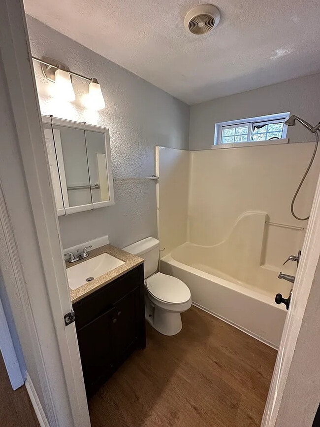 Building Photo - 1 Bedroom 1 Bathroom Duplex
