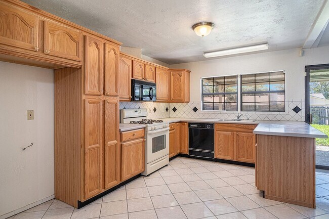 Building Photo - 1814 Addington Dr