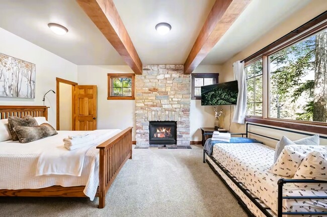 Building Photo - 738 Skyline Dr