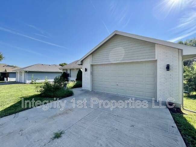 Building Photo - 905 SW Foxtail Dr