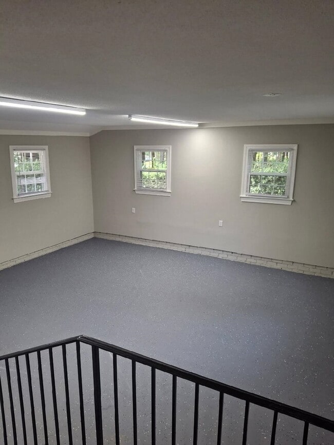 Building Photo - 3 Bedroom 2 Bath Ranch