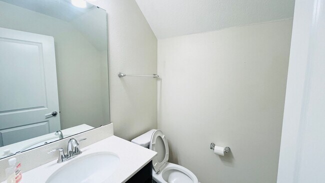 Building Photo - 4 bed 3.5 bath Townhouse In Storey Lake