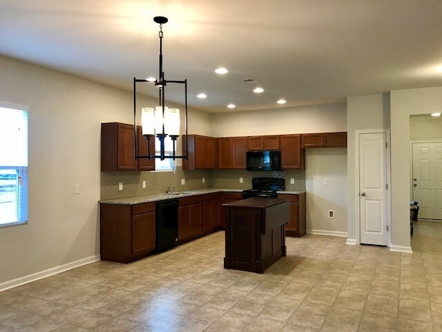 Building Photo - Stunning home in FANTASTIC location off Hwy 90 in Heritage Preserve!