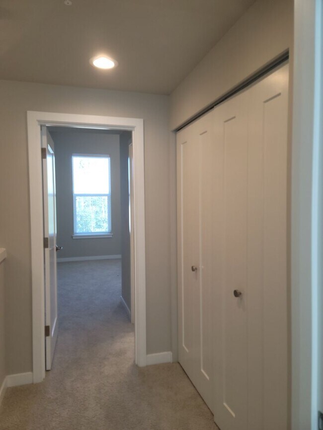Building Photo - Stunning Tri Level 3/2.5 Townhome in the G...