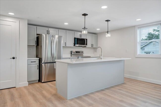 Building Photo - Newly Renovated 2BR Apartment in Vinton - Premium Finishes!