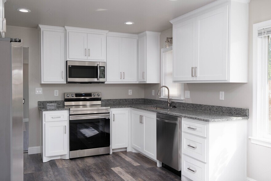 Building Photo - 2007 7th Ave