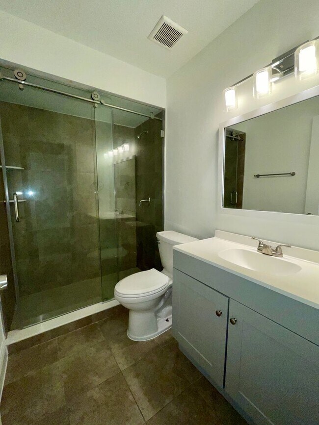 Building Photo - Southern Oaks 2 / 2 with Office & Sun Room