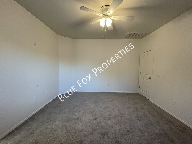 Building Photo - 8721 N Black Pine Dr