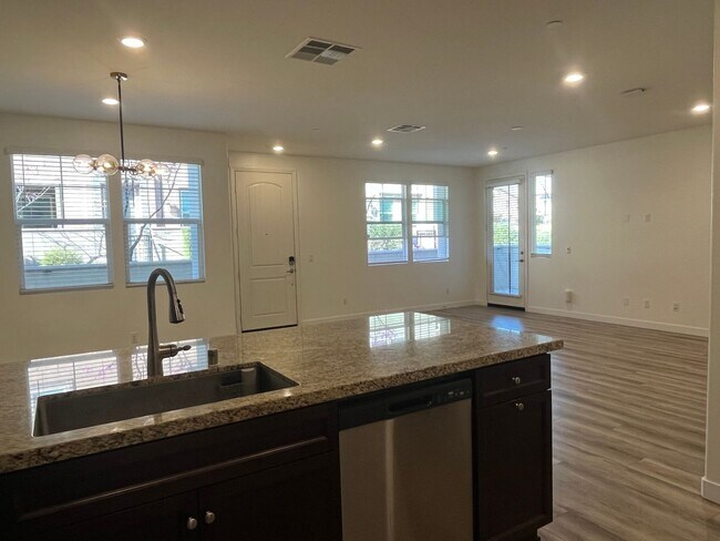 Building Photo - Spacious 3 bedroom, 3-bathroom condo for rent