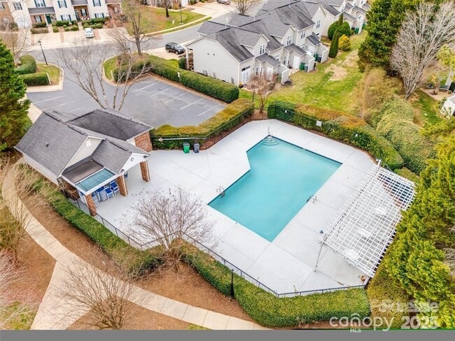 Building Photo - 8881 Cinnabay Dr