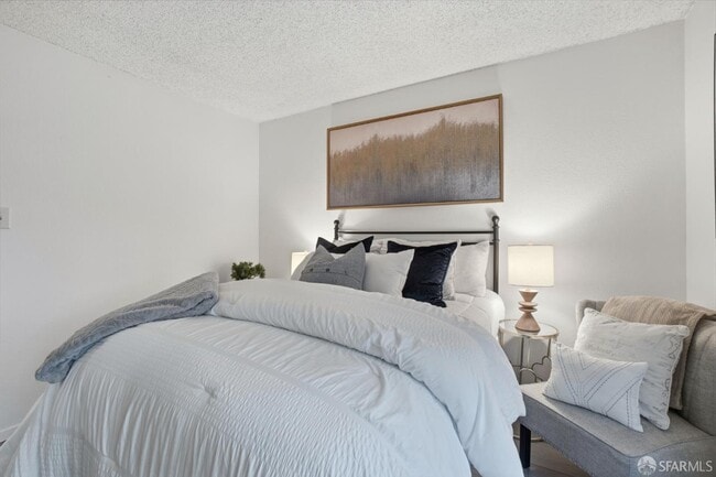 Building Photo - 101 Piccadilly Pl