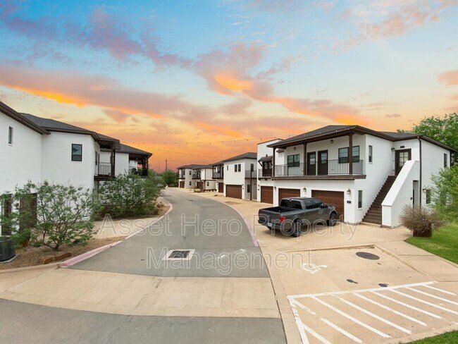 Building Photo - 203 Brentwood Dr E