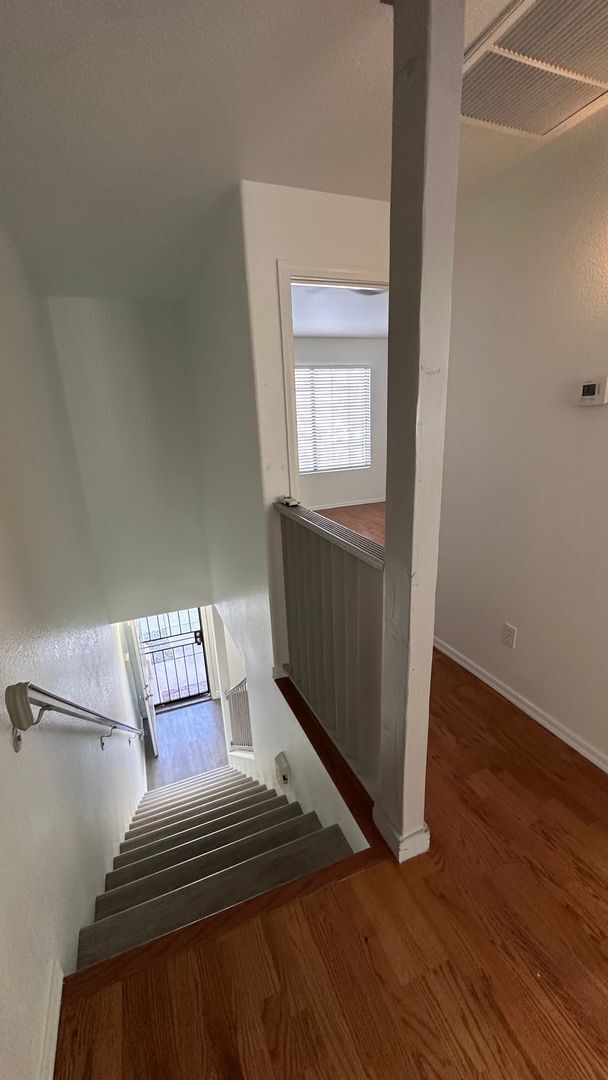 Building Photo - 2 bedroom townhome