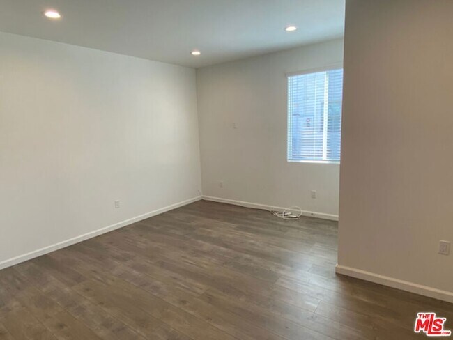 Building Photo - 1112 Meadowbrook Ave