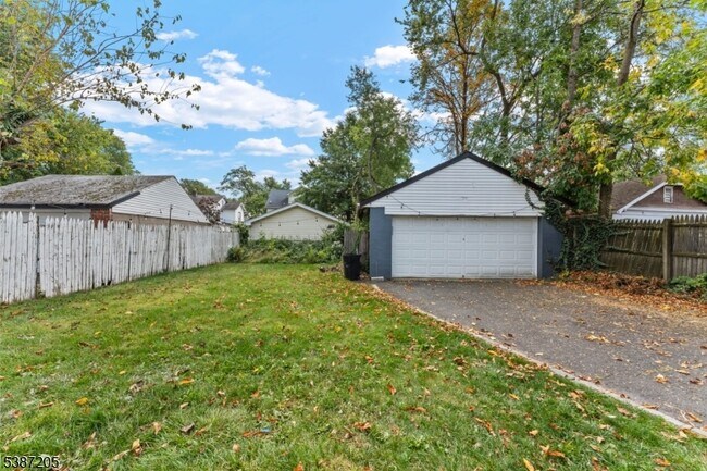 Building Photo - 14 Brookwood Dr