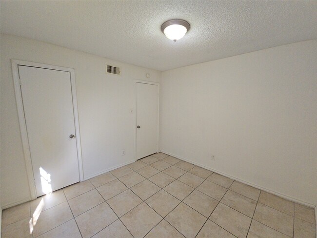 Building Photo - 1307 Brenda Ln