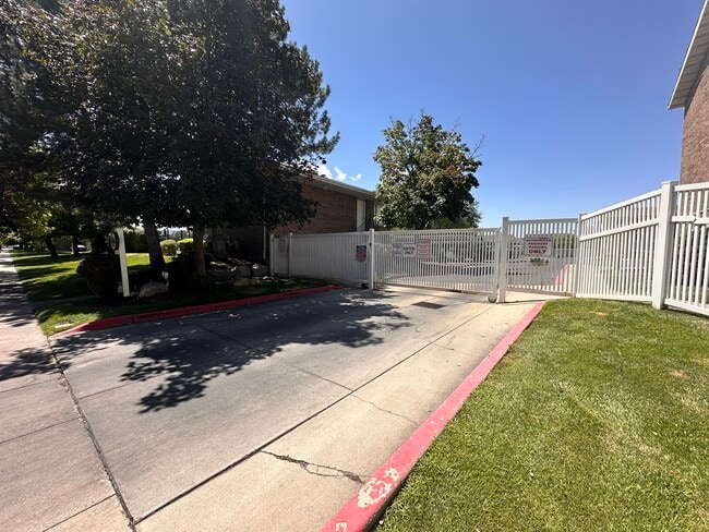 Building Photo - 1557 W 200 S