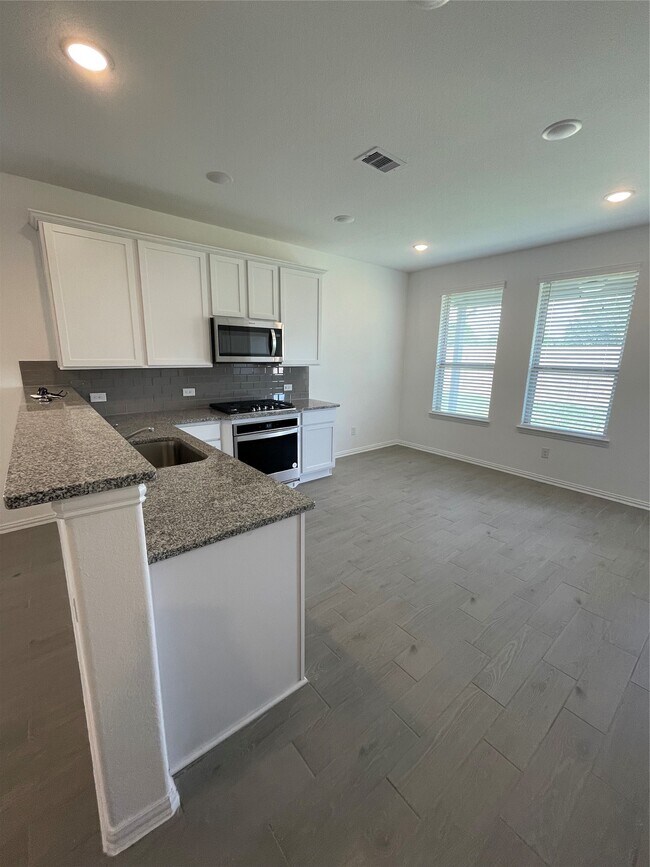 Building Photo - 8111 Royal Palm Ct