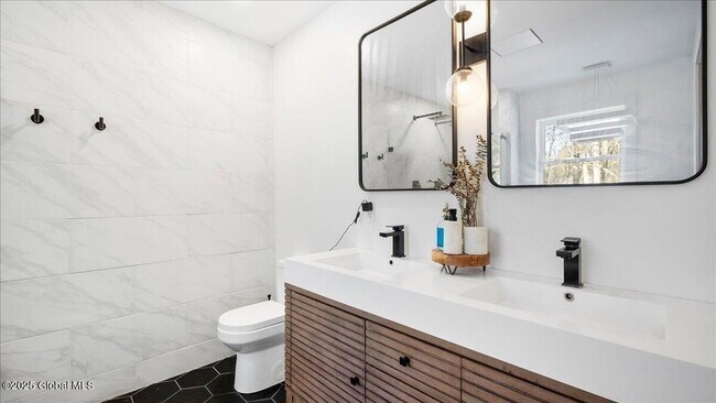 Building Photo - 95 Meadowbrook Rd