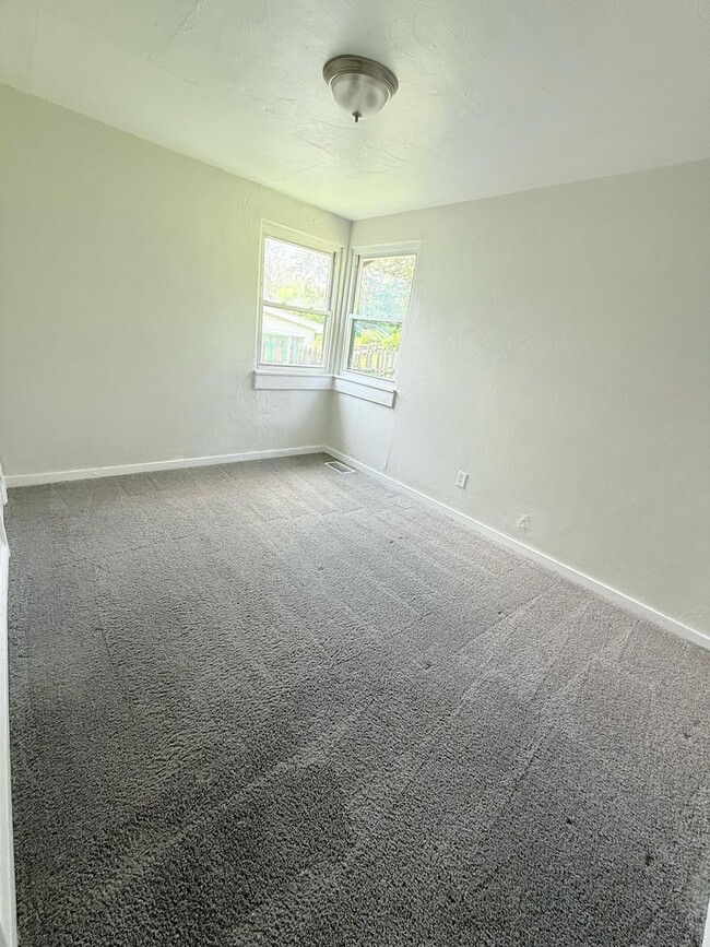 Building Photo - Updated 2BD 1BA house in McKeesport!