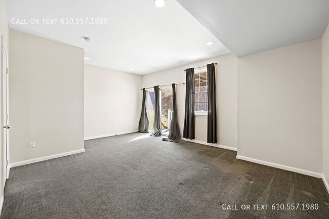 Building Photo - BEAUTIFUL BRICK TOWNHOME LOCATED IN FREEDL...