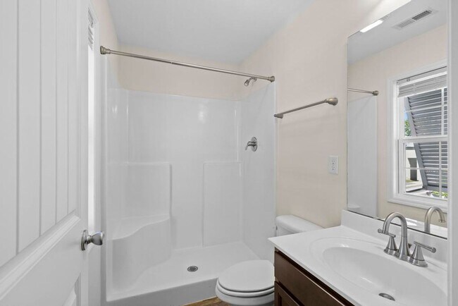 Building Photo - Beautiful Townhome with BEACH Convenience!