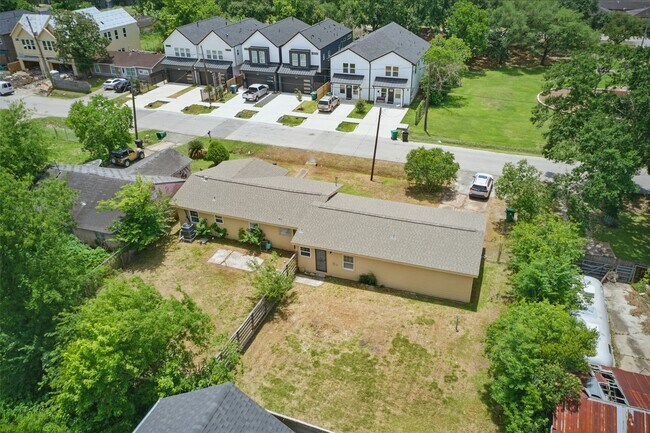 Building Photo - 3615 Seabrook St