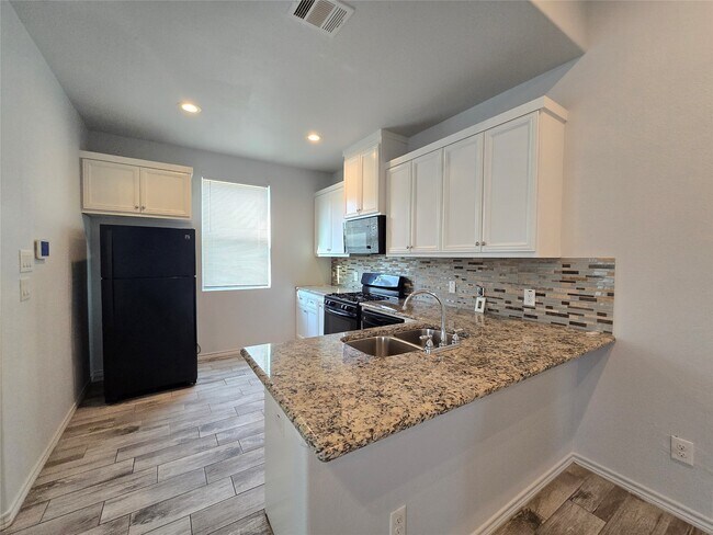 Building Photo - 4410 Larkspur St