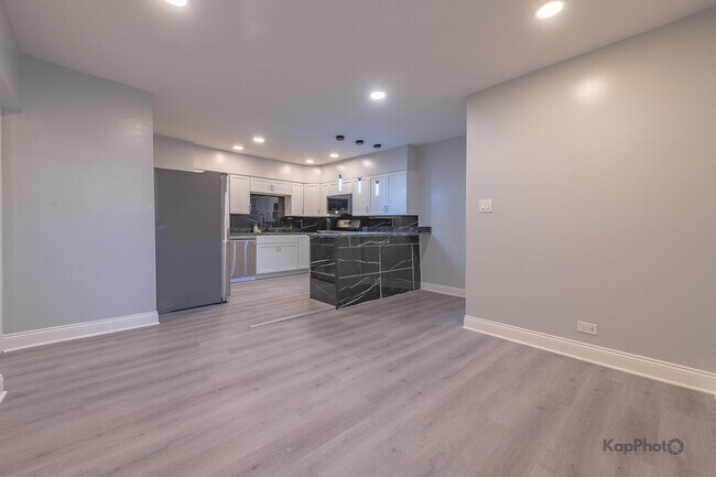 Building Photo - 6259 W Peterson Ave