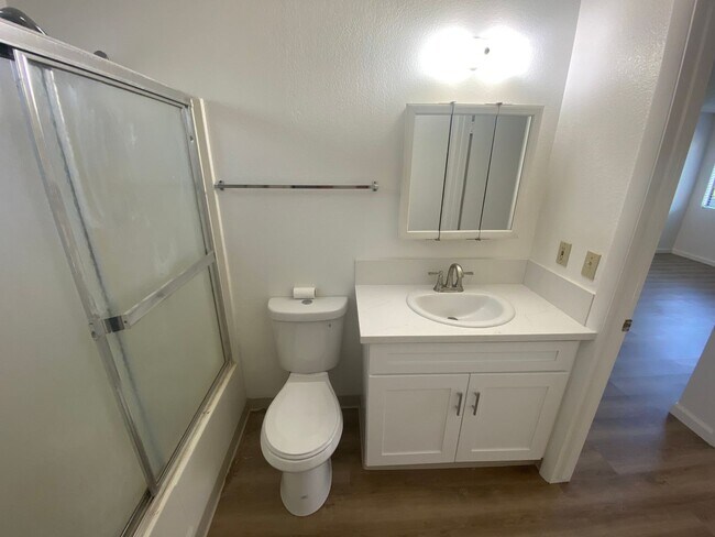 Building Photo - Remodeled 2 Bedroom Apartment - La Tierra Garden Apartements