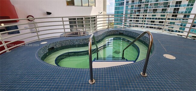 Building Photo - 2025 Brickell Ave