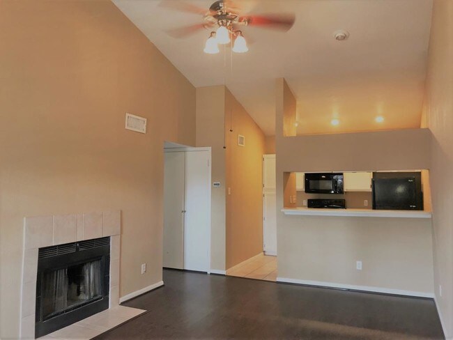 Building Photo - 2121 El Paseo St