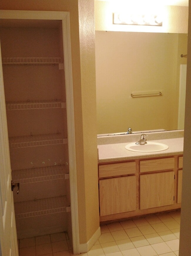 Building Photo - First Floor 2/2 in Gated Cypress Fairway !!