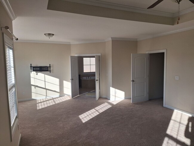 Building Photo - MARCH MOVE IN SPECIAL - $300 off FIRST FUL...