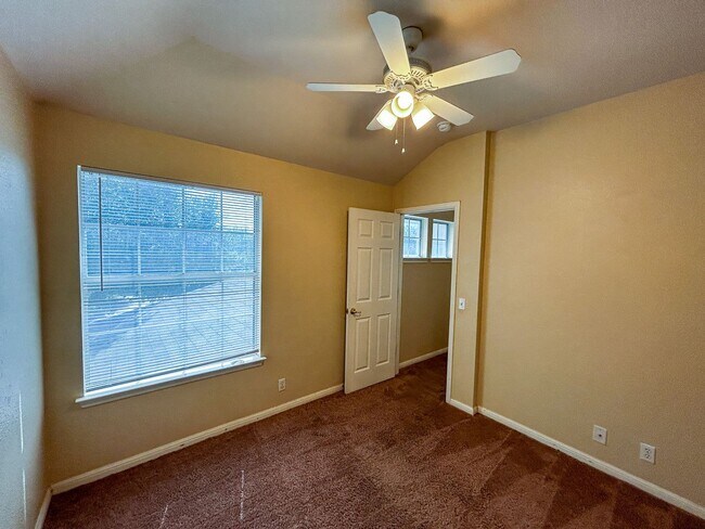 Building Photo - Rare 5 Bedroom in Crystal Knoll Georgetown