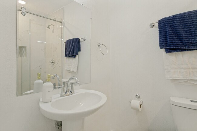 Building Photo - 1273 Palisades Dr