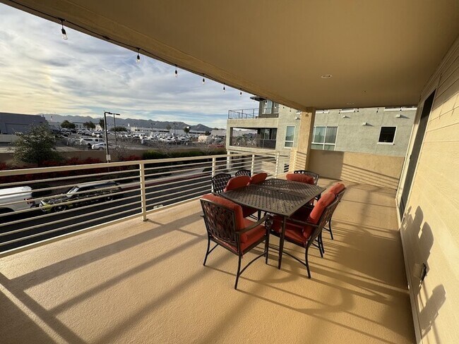 Building Photo - Chandler Luxury Townhome