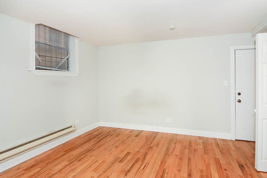 Building Photo - 826 W Cornelia Ave