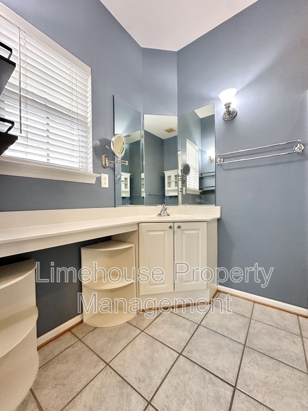 Building Photo - 5872 Ludington Dr