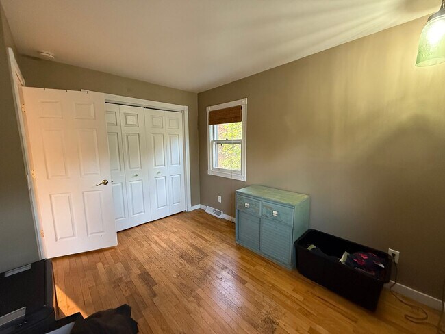 Building Photo - 3-Bedroom, 1-Bath Home for Rent – Lowell