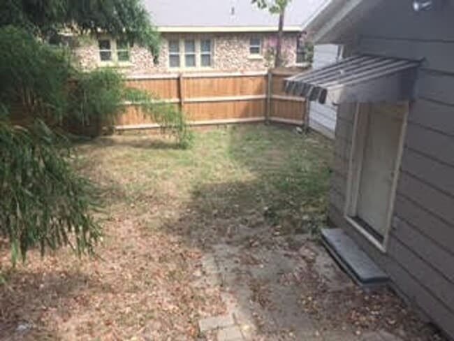 Building Photo - Comfortable living in this 3-bedroom, 1-bath home