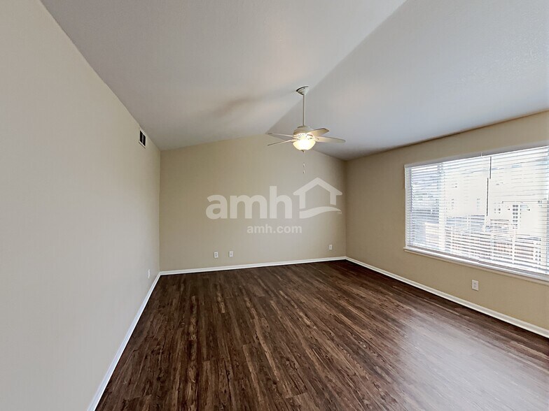 Building Photo - 5604 Spruce Ave