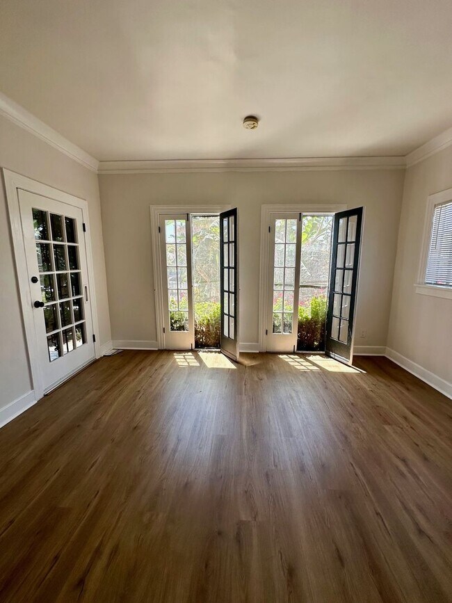 Building Photo - Nestled in the vibrant heart of Los Angeles, CA. This 2 Bedroom 2 Bath Won't Last Long!