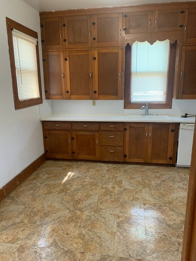 Building Photo - 2 Bedroom 1 bath house located near downto...
