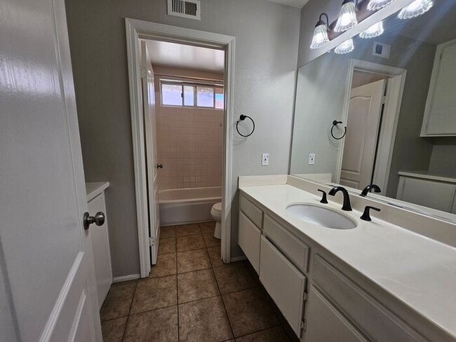 Building Photo - New Listing!